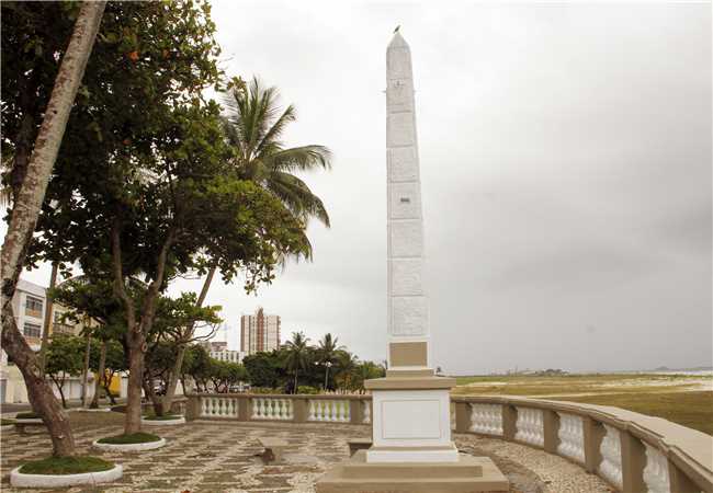 Obelisco na Avenida Dois de Julho